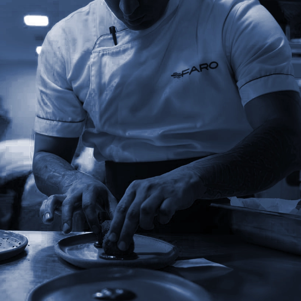 Chefe de cozinha arrumando um prato sobre a mesa